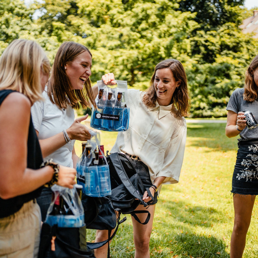 Bier-Rallye M in Belgien: Gruppe mit Getränken im Park als Produktbild für eine Bier-Rallye.